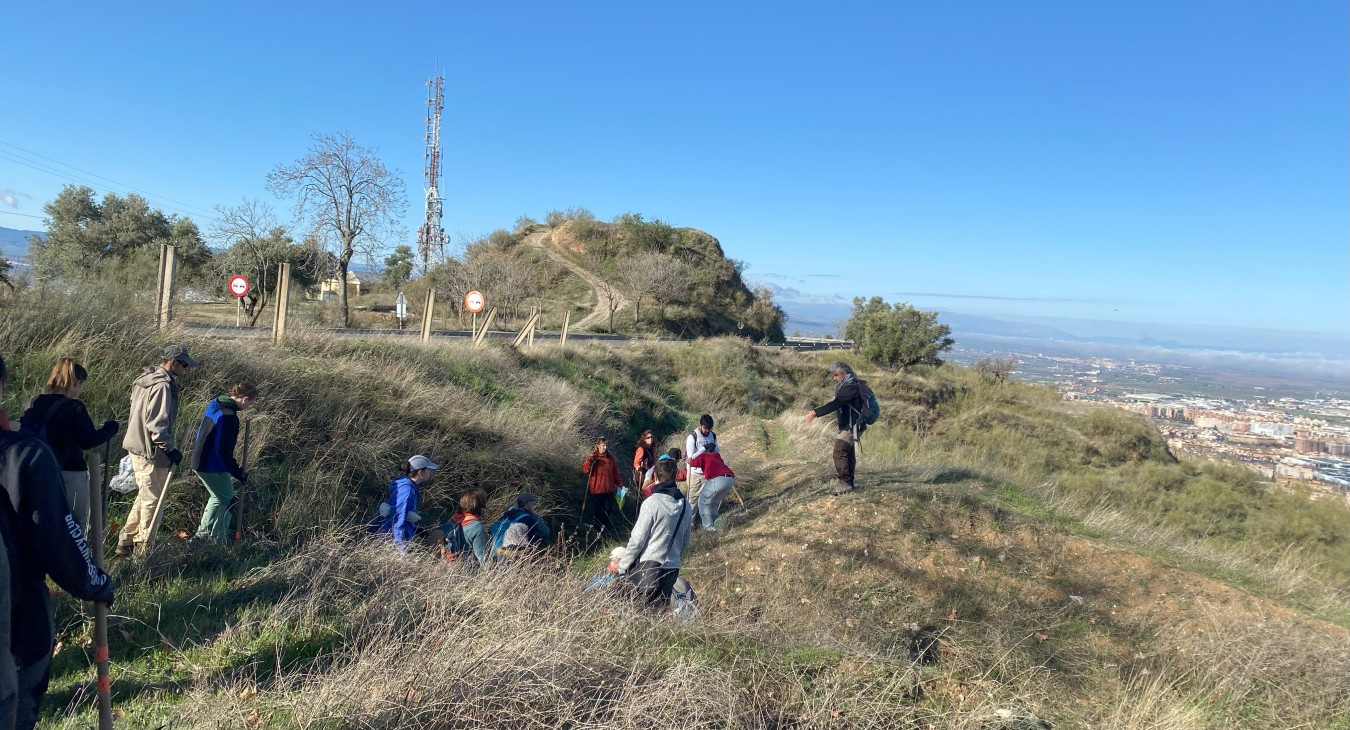 Cleaning Aynadamar irrigation channel 